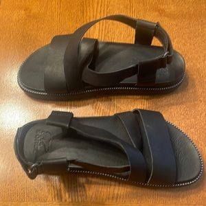 Like new Sorel sandals